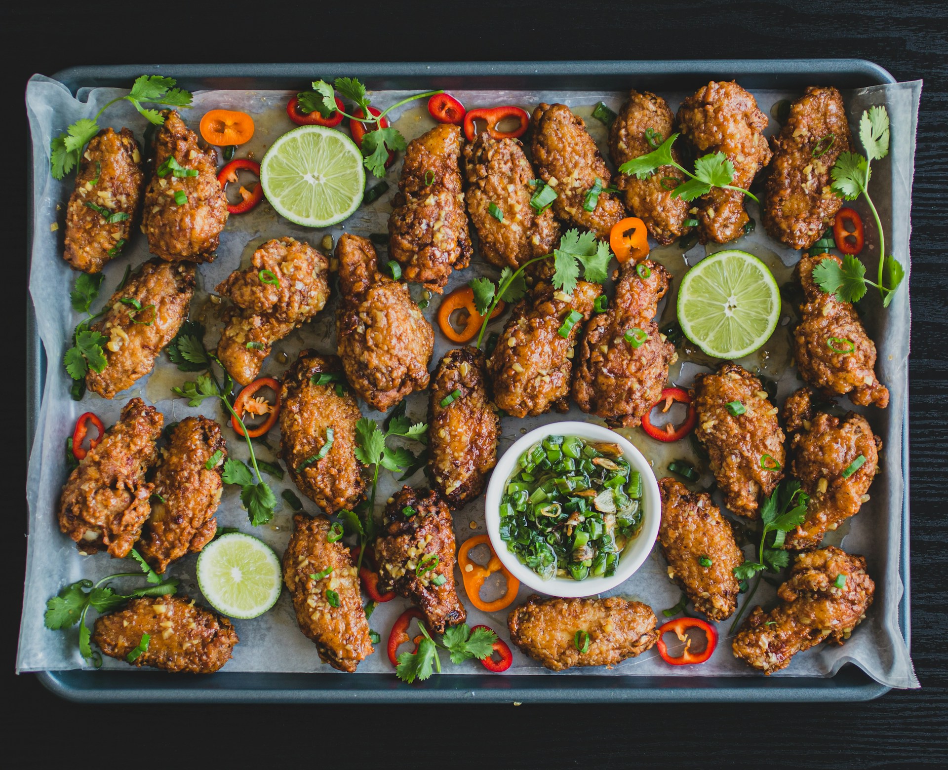 Asinhas de Frango Assadas com Maionese de Cebolinho